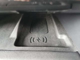 【ワイヤレスデバイスチャージング】コードをつなぐ必要がなく、置くだけで充電が可能です。