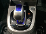 ハイブリッド専用セレクトレバーです。シフトチェンジを電子信号で送信するセレクトレバーを採用していますので、軽快でスマートな操作を楽しめます。