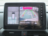 アラウンドビュー付き。上空から車両を見下ろしたような画像に加工された映像をディスプレイで確認しながら車庫入などができ大変便利です。