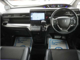 運転にかかわる様々な操作を安全に行えるように視点移動が少なく、操作性に配慮されたスイッチ類が凝縮されたコクピットです。
