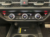 フルオートエアコンディショナーとなっております。運転席と助手席でそれぞれで温度設定ができますので、快適にドライブをすることができます。