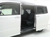 【両側パワースライドドア】両側パワースライドドア付きだから、狭い駐車スペースなどでの 乗り降りラクラク!小さなお子さまのいるご家庭には嬉しい装備。
