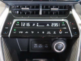 オートエアコンで快適な室内です。左右別々の設定も可能です。