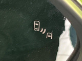 【ブラインドスポットモニター】走行中、ドアミラーの死角になりやすい箇所に後続車が接近するとサイドミラーのレンズに警告を表示!ドライバーに注意喚起をしてくれます。