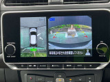 上から見下ろしているような視点で周囲が確認できるアラウンドビューモニターです。上から見下らしているような映像によって縦列駐車もラクラク、駐車が苦手な人の強い味方です!