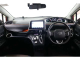 クリアな視界が広がる運転席廻り。黒を基調にしたクールな雰囲気のなかにアクセントカラーのオレンジがお洒落ですね。助手席アッパーボックスの中は一面オレンジです。なかなかインパクトがありますよ。
