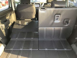 リアシートは片方ずつ倒せます。乗車員数や積む荷物に応じてアレンジが可能ですので多彩に使えてとても便利です。