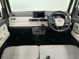 【インパネ】運転のしやすさを最優先に設計された見晴らしの良いフロントビュー。車両間隔が掴みやすく狭い道でも安心♪「安全」と「品質」を最優先に、安心してお乗りいただけるクルマを提供いたします。