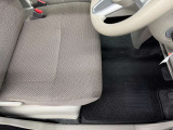運転席シート足元です。