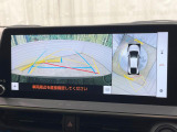 【パノラミックビューモニター】専用のカメラにより、上から見下ろしたような視点で360度クルマの周囲を確認することができます☆死角部分も確認しやすく、狭い場所での切り返しや駐車もスムーズに行えます。
