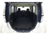 セカンドシートを倒した状態です。セカンドシートは独立可倒、荷物に合わせてラゲッジスペースをアレンジできます。