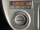 【オートエアコン】一度お好みの温度に設定すれば、車内の温度を検知し風量や温度を自動で調整。暑い&hellip;寒い&hellip;と何度もスイッチ操作をする必要はありません。快適な車内空間には必須の機能ですね♪