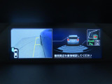 後退時には、リヤの4つのセンサーが障害物を検知し、必要に応じてブレーキが作動するよう設計されています。サイドビュー映像も表示され、周囲を確認しやすく、見えにくいガレージへの車庫入れも安心です。