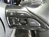 ステアリングスイッチでクルーズコントロール機能の操作ができます。長距離の高速走行時の疲労軽減や燃費に役立ちます。
