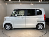 狭い駐車場でも、スライドドアならチャイルドシートへのお子さまの乗降や荷物の積載もスムーズ。とても便利な【助手席側。電動スライドドア】ドアハンドを少し引くだけでリアドアが自動開閉します。