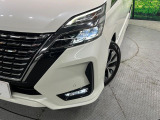 【LEDヘッドライト】悪天候や夜間走行時も良好な視界を確保し安心して運転できる高輝度LEDヘッドライトを装備!点灯速度が早く、消費電力も抑えられています。