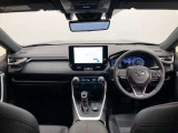 シンプルながら機能性あふれる運転席廻りです。視界性もよく、運転しやすいですよ。