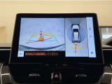 真上から見下ろしたような視点で車とその周囲を確認出来る画面と、車両後方を映し出すバックモニター画面の2つを表示してくれます。