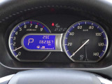 【メーターパネル】素早く車の情報が読み取れる、視認性に優れたシンプルなデザインのメーターパネルです。