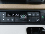 エアコンはフルオートエアコンを装備しています。また、シートヒーターも装備され、寒い日でも快適です。