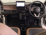 車内は光触媒抗菌消臭施工済です。インパネ周りはスタイリッシュなデザインで機能や装備も充実しています。グローブボックスやカップホルダーのほかにトレーなどたくさんの収納スペースが付いています。