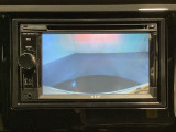 ギヤをR(バック)に入れるとナビ(社外品)の画面に後ろの映像が映るリアカメラ付です。後退時、コンディションが悪い視界でもカラーバックモニターがドライバーをサポートします。