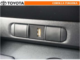 ポータブルオーディオなどの機器を接続して、車両のスピーカーで聞くことができます。
