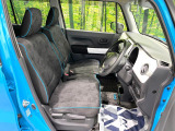 運転席まわりには十分なスペースがあり、大柄な方でもゆったり運転していただける環境です。