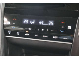 フルオートエアコンが装備されています!お好みの温度設定をするだけでエアコンの風量やモードの切り替えを自動でコントロールしてくれます!ユーザーの操作が少なく燃費走行にもつながります!