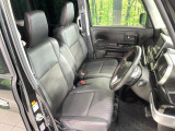 運転席まわりには十分なスペースがあり、大柄な方でもゆったり運転していただける環境です。
