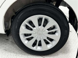 タイヤサイズは165/65R14!納車前の点検時にタイヤ交換させていただきます!スチールホイールに錆が、ホイールキャップに傷があります。