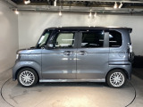 狭い駐車場でも、スライドドアならチャイルドシートへのお子さまの乗降や荷物の積載もスムーズ。とても便利な【両側電動スライドドア】ドアハンドを少し引くだけでリアドアが自動開閉します。