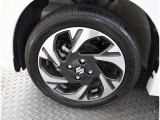 かっこいいホイールですね。 車のイメージを大きく左右するホイール部分はコダワリを持ちたいですね。
