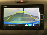 リバースギアに入れるだけで後方の表示へ切り替わります。夜間や雨の日の駐車も楽になりますよ。