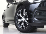 ダイヤモンドカット/ブラック5-Yスポーク7.0J&times;17インチアルミホイール。衝突回避・被害軽減ブレーキシステムやパイロット・アシストなど、数多くの先進安全・運転支援機能を標準装備。