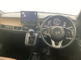 車内は光触媒抗菌消臭施工済です。インパネ周りはスタイリッシュなデザインです。グローブボックスやカップホルダーのほかにトレーなどたくさんの収納スペースが付いています。