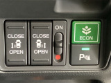 リアドアは乗り降りに便利な両側電動スライドドアです。また運転席に座っていながらスイッチ操作で自在にスライドドアを開け閉めできます。