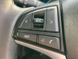 左側にオーデイオやナビのコントロールができるスイッチ、運転中は手を放さず手元で操作可能なんです!