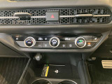 フルオートエアコンディショナーとなっております。運転席と助手席でそれぞれで温度設定ができますので、快適にドライブをすることができます。