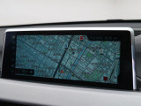 【純正ナビゲーション】BMWのナビゲーションは操作性も良く、詳細な地図情報と交通状況を見やすく表示し、快適なドライビングをサポートしながら目的地までナビゲートします。