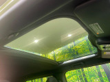 【ガラスルーフ】ガラスルーフ搭載で車内の解放感が一気にアップ!開放的なドライブをお楽しみいただけます。