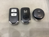 スマートキーを装備しています。鍵を差し込むことなくドアロックの開け閉めと、スタートボタン操作でのエンジンスタートができます。加えて、純正リモコンエンジンスターター用の操作キーもついています。
