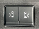 【両側パワースライドドア】スマートキーや運転席のスイッチで後席両側スライドドアの開閉が可能♪電動だから力を入れてドアを開ける必要が無く、小さなお子様でも簡単に開け閉めでき快適です♪