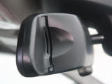 【ルームミラー一体型ETC】BMWといえばルームミラー一体型のETC。ドライバーから差し込めるかたちになっておりますので、差し忘れの際も慌てずにご利用いただけます。