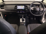 車内は光触媒抗菌消臭施工済です。インパネ周りはスタイリッシュなデザインで機能や装備も充実しています。グローブボックスやカップホルダーのほかにトレーなどたくさんの収納スペースが付いています。
