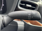 【オートライト(AUTO)】外の明るさをシステムが感知して、自動でヘッドライトが点灯します。ヘッドライトをつけ忘れを防ぐ便利機能です。