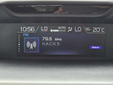 エアコンの設定やオーディオ、外気温度などの多彩な車両情報を、運転席から見やすい位置へクリアに表示してくれます。