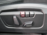 【メモリー機能付きパワーシート】運転手が代わってもボタン一つで設定ポジションに。常にご自身のドライブ設定が整います。