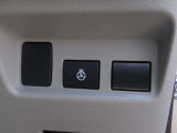 寒い日に、スイッチONで冷えた手も温まるステアリングヒーター。冬の運転の快適性に貢献します。寒冷地仕様でドアミラーもヒーター付きです。