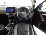 革巻きステアリングで快適な操作性の運転席です。